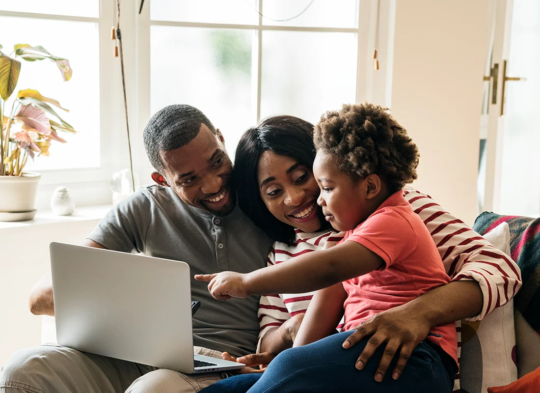 O Google Ads para provedores de internet é hoje uma das ferramentas mais poderosas para atrair novos assinantes e aumentar a carteira de clientes de maneira previsível. Olá, aqui é o Patrick e, ao longo deste artigo, vou te mostrar estratégias eficazes que já transformaram negócios de internet e telefonia em verdadeiras máquinas de vendas online com Google Ads para provedores de internet.
