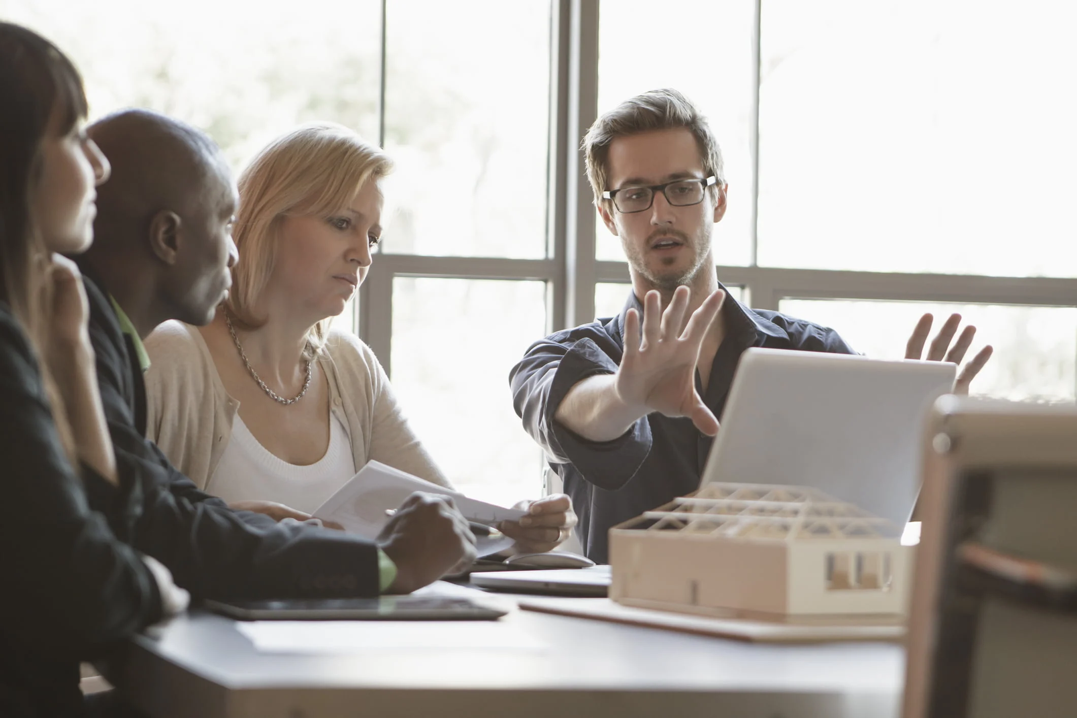 Olá, aqui é o Patrick, e já quero começar direto: anúncio é a base de qualquer estratégia de marketing digital que realmente gera resultados. Se você já se perguntou como algumas marcas conseguem aparecer para você exatamente no momento em que está pesquisando algo, a resposta está nos anúncios digitais.