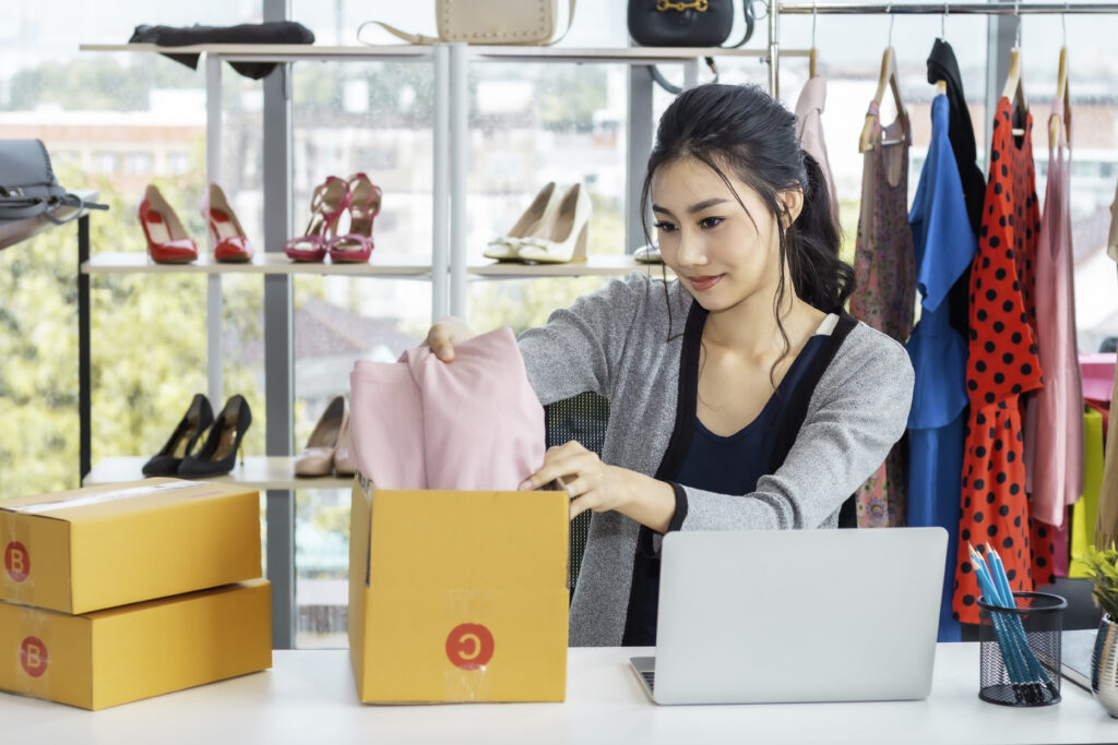 Vale A Pena Abrir Um E-commerce? 5 Benefícios Abrir um E-commerce é hoje uma das estratégias mais inteligentes para quem deseja aumentar suas vendas e escalar o faturamento. Aprenda!