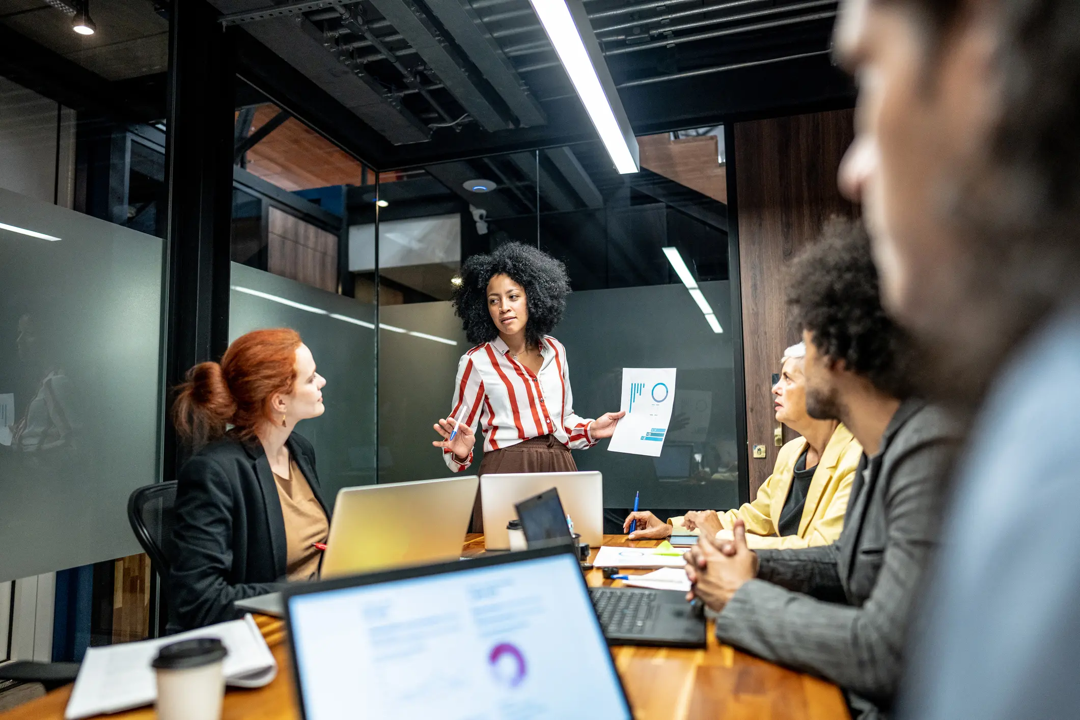 O custo de uma agência de marketing digital pode variar muito de acordo com a experiência da equipe, a complexidade das campanhas e os objetivos do negócio. Em linhas gerais, podemos dividir os serviços em três níveis: