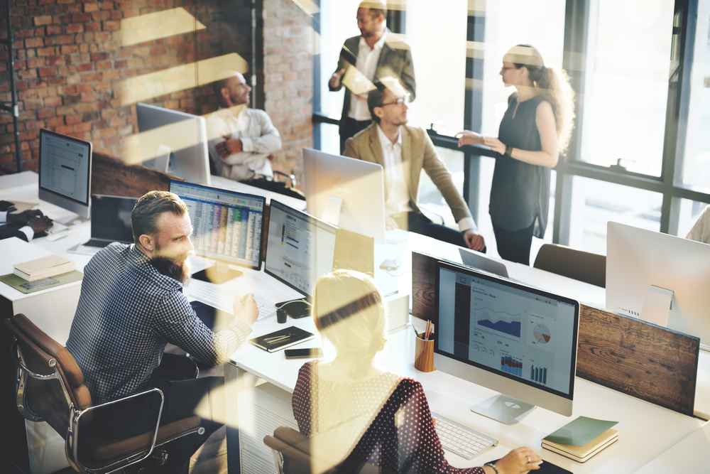 Olá, aqui é o Patrick, e hoje quero falar sobre um tema que já está movimentando o mercado: as tendências de marketing para 2026. Quem atua com marketing digital sabe que prever o futuro é essencial para se manter competitivo. Mas o que realmente vai moldar o comportamento do consumidor e as estratégias das marcas até lá?