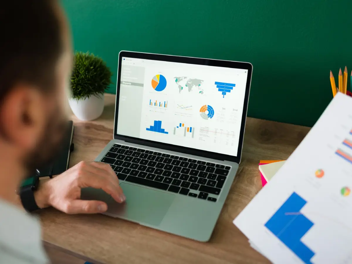 Quando falamos em fontes de tráfego, estamos tratando de todos os caminhos que levam visitantes, leads e clientes até um site, loja virtual ou página de conversão. Em um cenário onde as redes sociais dominam o tempo e a atenção do público, entender como aproveitar essas fontes é o primeiro passo para transformar visualizações em vendas.