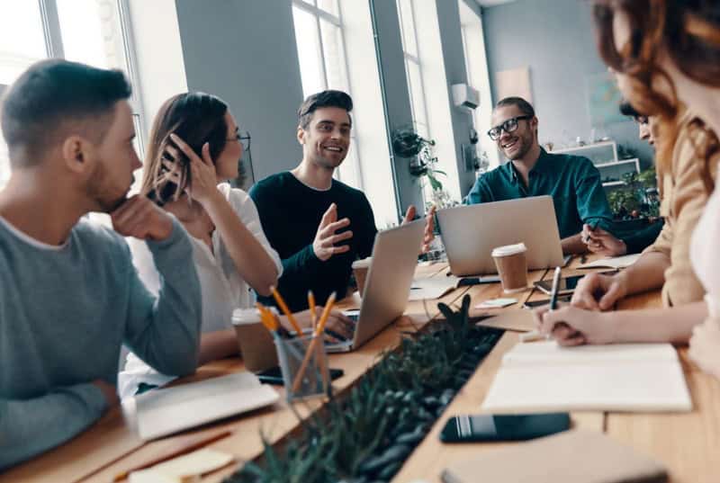 Em 2026, o conteúdo deixará de ser apenas uma ferramenta de tráfego e passará a ser um instrumento de conexão emocional. O conteúdo com propósito será o grande diferencial competitivo.