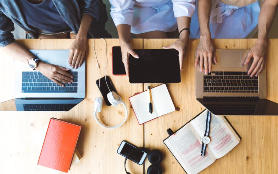 digital-pr-e-branded-content-futuro-da-assessoria-3 Branded Content é a arte de criar conteúdo que ressoa com o público sem ser um anúncio direto. É o seu vídeo, seu podcast ou seu artigo que informa, diverte ou inspira, sempre refletindo os valores centrais da sua marca.