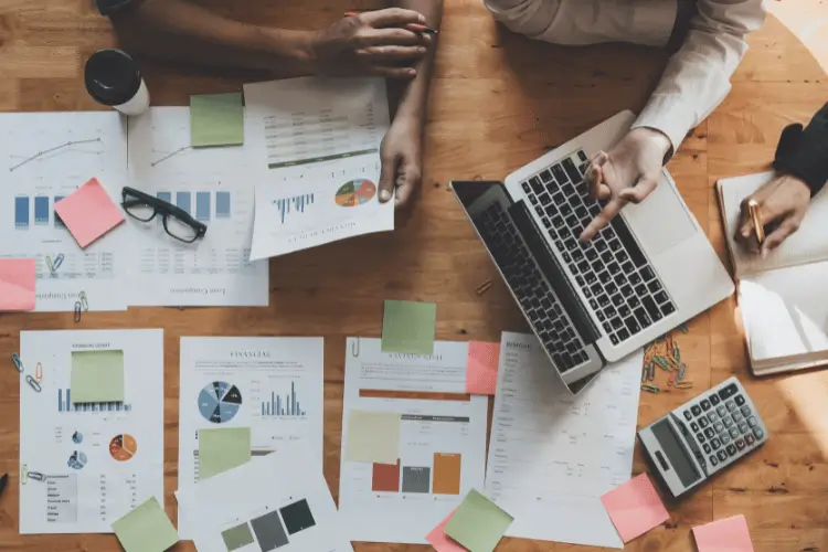 digital-pr-e-branded-content-futuro-da-assessoria-4 Olá! Eu sou o Patrick, e hoje vamos mergulhar em um tema que está redefinindo o futuro do marketing e da comunicação: a sinergia entre Digital PR e Branded Content. Se você é empresário ou empreendedor, prepare-se para entender como essa dupla poderosa está se tornando o diferencial para construir autoridade em um cenário cada vez mais dominado pela mídia paga.